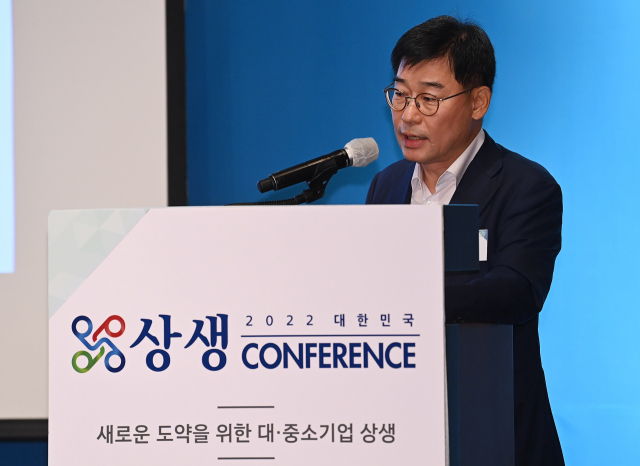 21일 서울 중구 신라호텔 영빈관에서 열린 ‘2022 대한민국 상생 컨퍼런스’에서 주제 발표를 맡은 주은기 삼성전자 부사장이 삼성의 상생 사례들을 설명하고 있다. 오승현 기자