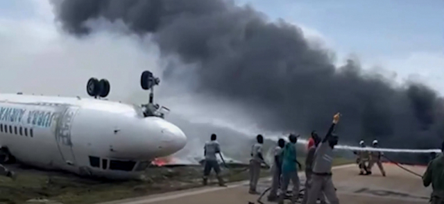 지난 18일(현지시간) 소말리아 수도 모가디슈 국제공항에서 여객기가 불시착해 180도 뒤집히며 폭발했지만 탑승자 36명이 모두 생존했다. 로이터통신 캡처