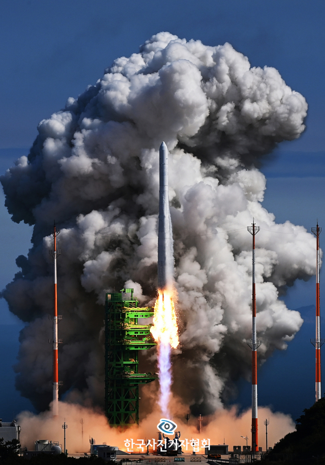 순수 국내 기술로 설계 및 제작된 한국형 발사체 ‘누리호(KSLV-Ⅱ)’가 21일 전남 고흥군 나로우주센터 발사대에서 화염을 내뿜으며 우주로 날아오르고 있다. 고흥=오승현 기자