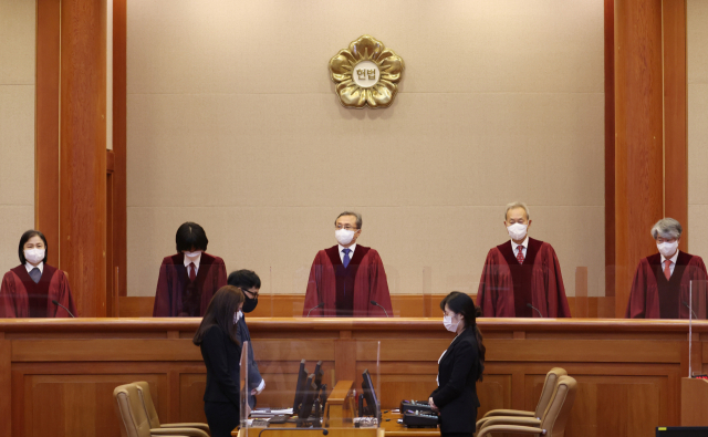 유남석 헌법재판소장과 재판관들이 21일 서울 종로구 헌법재판소에서 열린 선고를 앞두고 자리에 앉고 있다. 연합뉴스