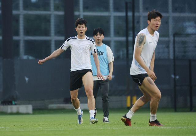 손흥민(왼쪽)과 황의조(오른쪽)가 6일 성남축구센터에서 아마추어 팀과의 조기 축구 경기를 하고 있다. 두 선수는 한목소리로 성남축구센터의 시설에 대해 극찬했다. 연합뉴스