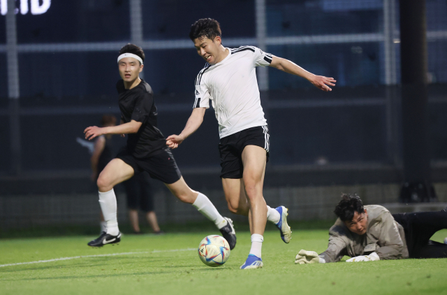 손흥민(가운데)이 6일 성남축구센터에서 아마추어 팀과의 조기 축구 경기를 하고 있다. 연합뉴스