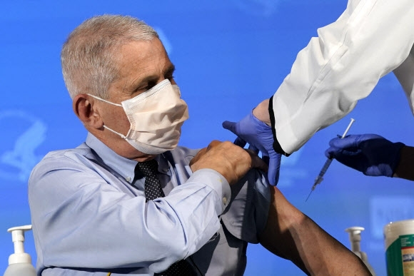 앤서니 파우치 미국 국립알레르기·전염병연구소(NIAID) 소장이 백신을 접종받는 모습. AP연합뉴스