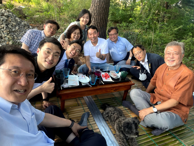 문재인 전 대통령이 지난 3일 경남 양산 평산마을을 찾아온 더불어민주당 초·재선 의원들과 기념 사진을 찍고 있다./사진=이수진 의원 페이스북
