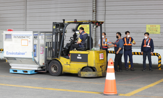 7월 8일 오후 인천국제공항 화물터미널에서 관계자가 이날 도착한 원숭이두창 치료제 '테코비리마트'를 수송차량으로 옮기고 있다. 연합뉴스
