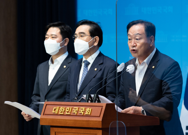 국민의힘 한기호(오른쪽부터), 태영호, 지성호 의원이 22일 오전 서울 여의도 국회 소통관에서 탈북민 강제 북송 진실규명 촉구 기자회견을 하고 있다. 성형주 기자