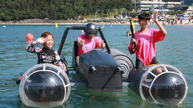 지난 2018년 열린 울산조선해양축제 기발한 배 콘테스트에서 참가자들이 직접 만든 배를 선보이고 있다. 사진제공=울산시