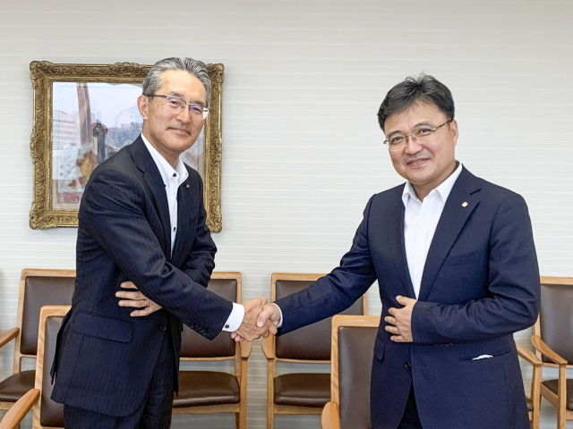 황진구(오른쪽) 롯데케미칼 수소에너지사업단장과 다나카 마사야 이토추상사 에너지화학품컴퍼니 총괄대표가 21일 일본 도쿄 이토추상사 본사에서 업무협약을 맺고 있다. 사진제공=롯데케미칼