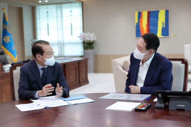 윤석열 대통령이 22일 서울 용산 대통령실 청사에서 권영세 통일부 장관으로부터 부처 업무보고를 받고 있다. 사진=대통령실