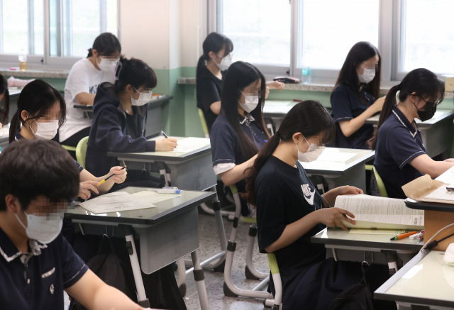 고3 학생들이 6일 오전 서울 송파구 오금고등학교에서 7월 모의고사를 보고 있다. 연합뉴스