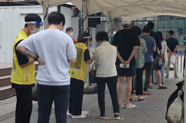 22일 오후 운영을 재개한 서울 서초구 서울고속버스터미널 코로나19 임시선별검사소에서 시민들이 검사를 위해 줄을 서 있다. 연합뉴스