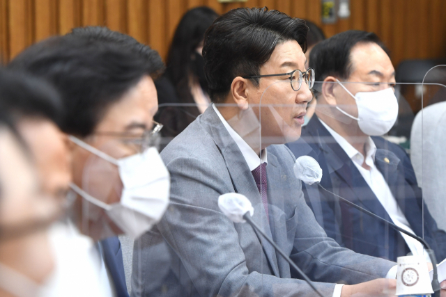 국회 54일만에 가동되지만…법사위·과방위 험로 예고