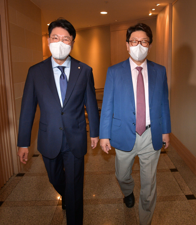 장제원 국민의힘 의원(왼쪽)과 권성동 대표 직무대행 겸 원내대표가 15일 서울 여의도 한 식당에서 오찬 회동을 한 뒤 나서고 있다. 성형주 기자