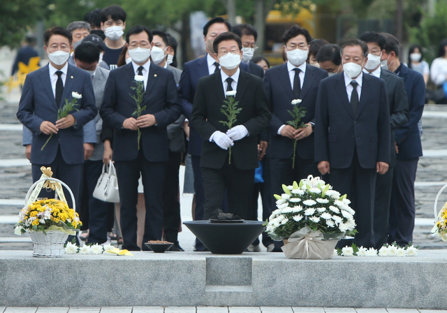 더불어민주당 전당대회 당대표에 출마한 이재명 의원이 23일 오전 경남 김해시 진영읍 봉하마을 고(故) 노무현 전 대통령 묘역을 참배하고 있다. 김해=연합뉴스