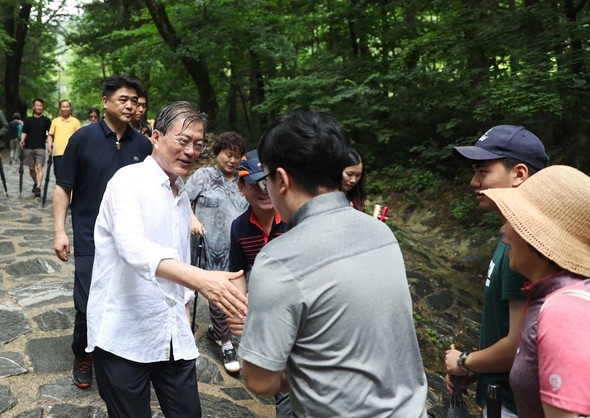 2017년 8월 1일 문재인 전 대통령은 임기 첫 해 여름 휴가 때 강원도 평창 진부면에 있는 오대산을 등반하며 시민들과 만났다. 사진=청와대