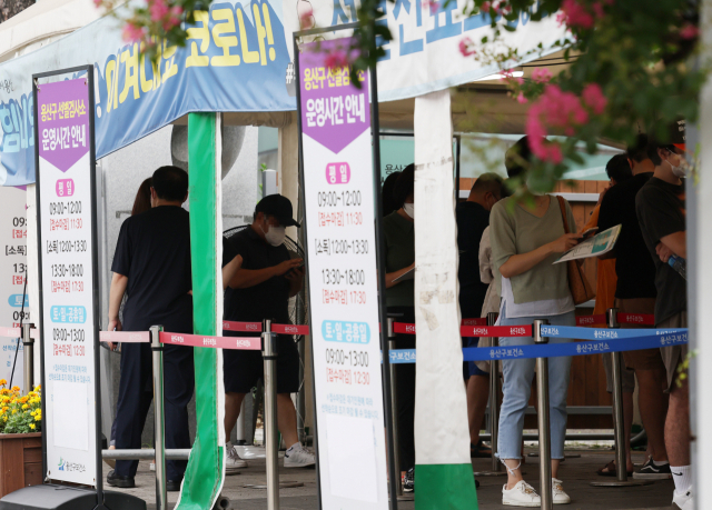 23일 용산구보건소 코로나19 선별진료소를 찾은 시민들이 검사를 기다리고 있다. /연합뉴스