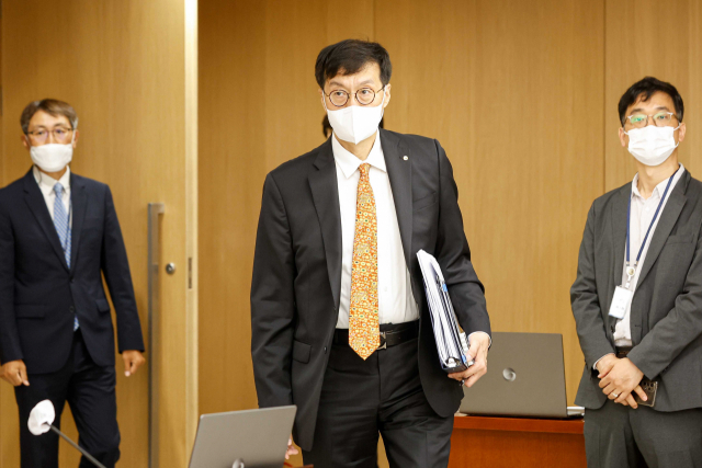 이창용(가운데) 한국은행 총재가 13일 서울 중구 한국은행에서 열린 금융통화위원회 본회의에 참석하고 있다. 사진공동취재단