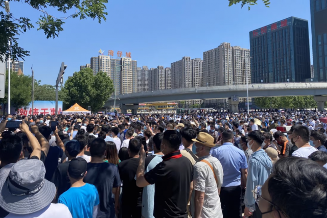 베이징 인근 허베이성 옌자오 지역 시민들이 3일 베이징으로의 출퇴근을 요구하며 시위를 벌이고 있다. 연합뉴스