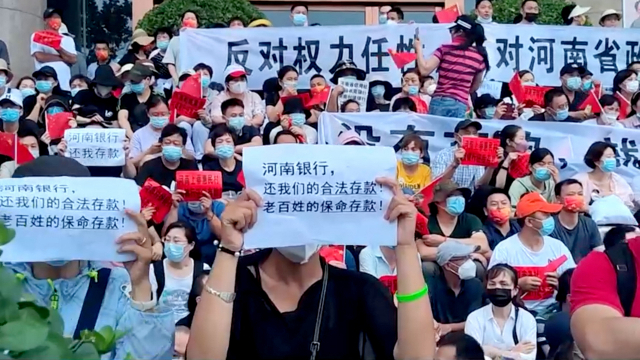 중국 허난성 정저우에 있는 중국 인민은행 사무실 앞에서 10일 시위대가 예금 인출 동결에 항의하는 시위가 열리고 있다. 로이터연합