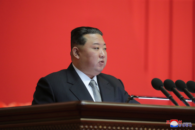 김정은 북한 국무위원장이 지난 6일 당 간부 특별강습회에서 발언하고 있다./연합뉴스