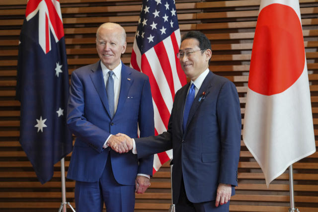 조 바이든(왼쪽) 미국 대통령과 기시다 후미오 일본 총리가 5월 24일 도쿄에서 열린 미일정상회담에서 악수하고 있다. AP연합뉴스