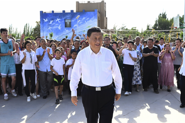시진핑 중국 국가주석이 14일 신장위구르자치구 투르판의 현지 마을을 시찰하고 있다. 신화연합