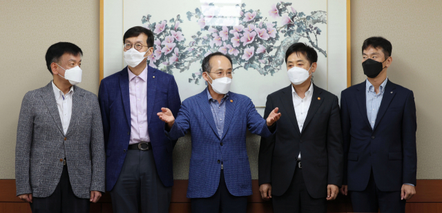 추경호(가운데) 경제부총리 겸 기획재정부 장관이 24일 오후 서울 중구 은행회관에서 열린 비상거시경제금융회의에서 참석자들과 기념 촬영을 하고 있다. 최상목(왼쪽부터) 대통령비서실 경제수석, 이창용 한국은행 총재, 추 부총리, 김주현 금융위원장, 이복현 금융감독원장. 성형주 기자