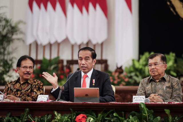 조코 위도도(가운데) 인도네시아 대통령이 2019년 8월 26일(현지 시간) 수도이전 계획을 발표하고 있다./EPA연합뉴스