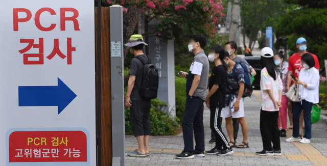 코로나19 신규 확진자가 6만5433명 발생하며 재유행세가 이어지는 24일 서울 용산구 보건소에 마련된 선별진료소에서 시민들이 검사를 위해 대기하고 있다. 성형주 기자