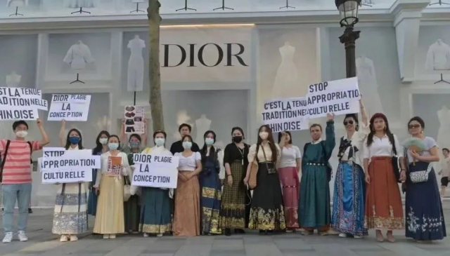 프랑스 유학생들이 23일(현지시간) 프랑스 파리 샹젤리제 거리의 디올 플래그십 스토어 앞에서 디올 제품이 중국의 전통 의상을 모방했다고 항의하는 시위를 벌이고 있다. 웨이보 캡쳐