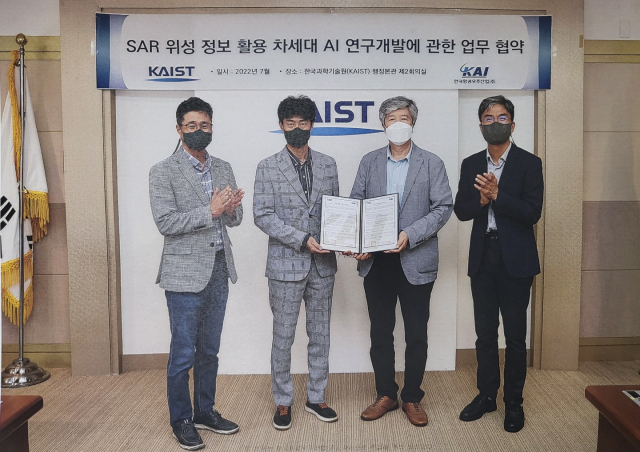 백승명(왼쪽 두 번째부터) KAI 부장, 윤찬현 KAIST 교수가 25일 우주산업 고도화를 위한 업무협약을 하고 있다. 사진 제공=KAI