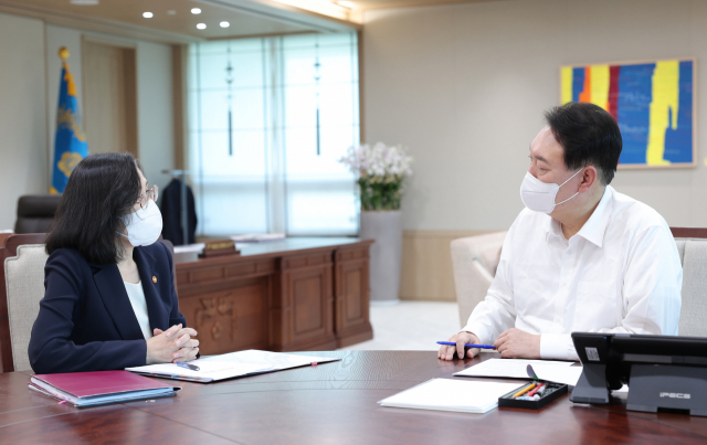 윤석열 대통령이 25일 서울 용산 대통령실 청사 집무실에서 김현숙 여성가족부 장관으로부터 부처 업무보고를 받고 있다. 사진=대통령실