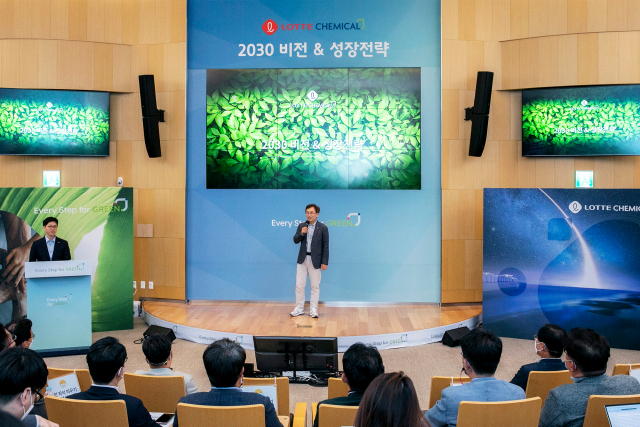 지난 5월 열린 ‘롯데케미칼 2030 비전 & 성장전략’ 기자간담회에서 김교현 부회장이 회사 전략을 소개하고 있다. 사진제공=롯데케미칼