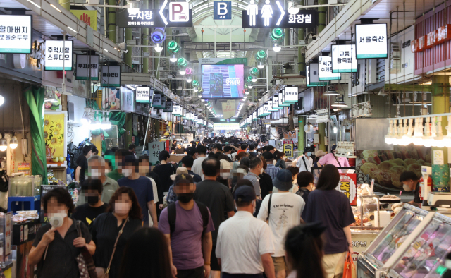 24일 서울 시내 전통시장에서 시민들이 장을 보고 있다. 연합뉴스