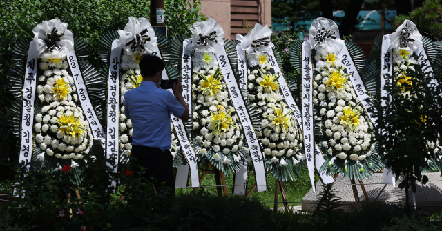 행정안전부 내 경찰국 신설을 둘러싼 경찰 내부 반발이 확산하고 있는 가운데 25일 오전 서울 서대문구 경찰청 인근에 경찰국 신설을 반대하는 근조 화환이 세워져 있다. 연합뉴스