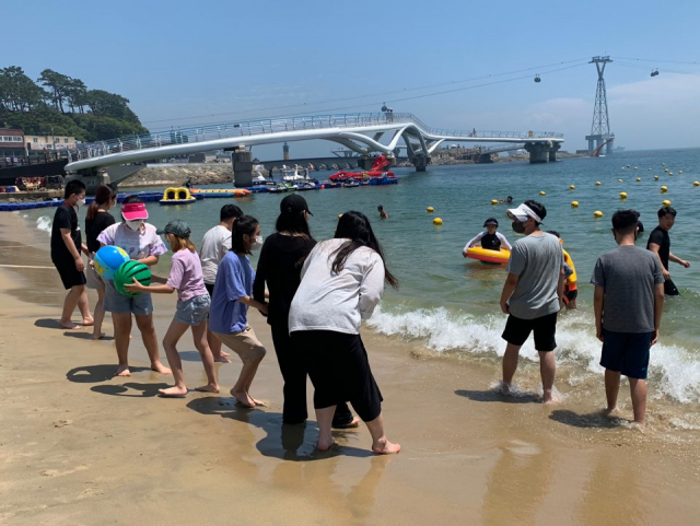 소리나라 언어발달센터 청소년과 지역 내 송도해수욕장에서 체험활동을 진행하는 동명대 언어치료청각학과 학생들./사진제공=동명대