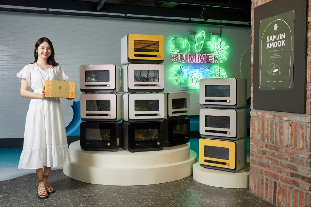삼성전자 모델이 다음 달 15일까지 삼진어묵 부산역광장점에서 열리는 비스포크 큐커 썸머 페스티벌과 제품을 소개하고 있다. 사진 제공=삼성전자