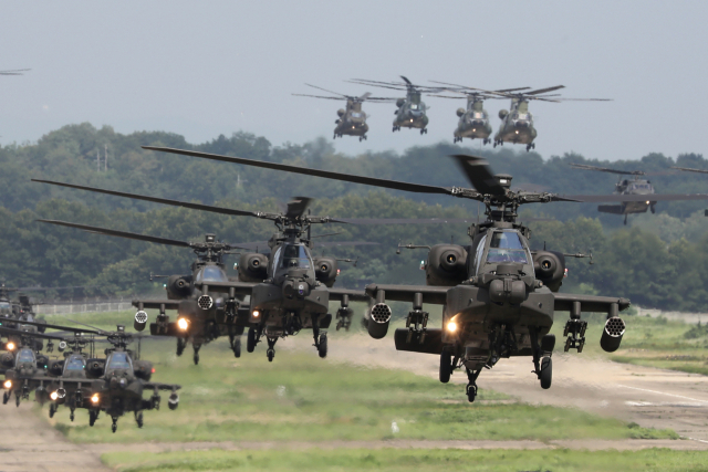 지난 25일 경기도 이천시 육군항공사령부에서 열린 대규모 항공작전 훈련에서 AH-64E 아파치 가디언 공격헬기, UH-60P 블랙호크, CH-47D 시누크 헬기가 호버링하고 있다. /사진공동취재단