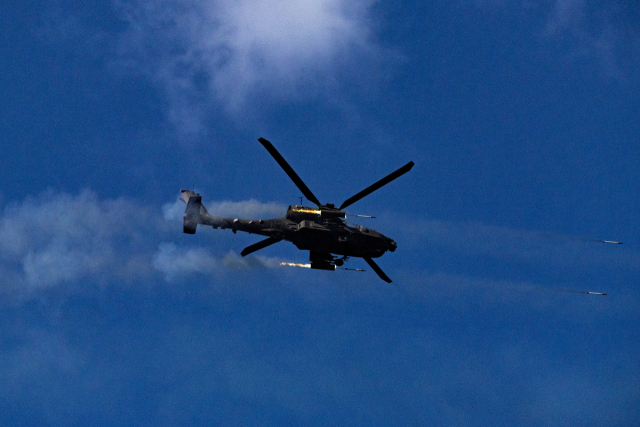로켓 발사하는 AH-64E 아파치 가디언 공격헬기 (서울=연합뉴스) 지난 25일 오후 경기도 양평 비승사격장에서 열린 육군 항공사령부 대규모 항공작전 훈련에서 AH-64E 아파치 가디언 공격헬기가 2.75인치 로켓을 발사하고 있다. /사진공동취재단