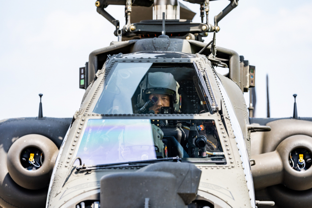 지난 25일 오후 경기도 이천 육군항공사령부에서 열린 대규모 항공작전 훈련에 참여한 조종사가 AH-64E 아파치 가디언 공격헬기를 이륙시킬 준비를 하고 있다. /사진공동취재단