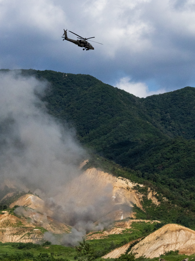 지난 25일 오후 경기도 양평 비승사격장에서 열린 육군 항공사령부 대규모 항공작전 훈련에서 AH-64E 아파치 가디언 공격헬기가 2.75인치 로켓을 발사하고 선회를 하고 있다. /사진공동취재단