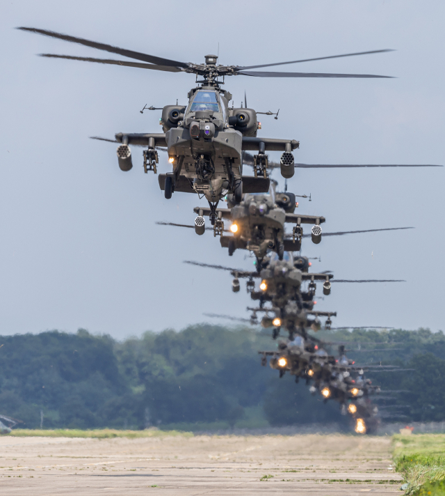 지난 25일 오후 경기도 이천 육군항공사령부에서 열린 대규모 항공작전 훈련에서 AH-64E 아파치 가디언 공격헬기가 이륙해 호버링하고 있다. /사진공동취재단