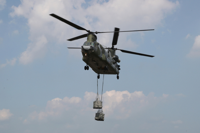 지난 25일 경기도 이천시 육군항공사령부에서 열린 대규모 항공작전 훈련에서 CH-47D 시누크 헬기가 공중강습작전에 참가한 전력에 필요한 탄약과 유류 등의 물자를 공수하고 있다. /사진공동취재단