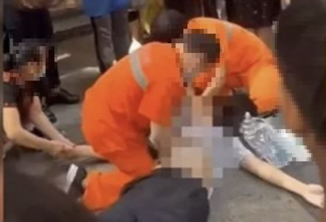 중국 쓰촨성의 한 길거리에서 16세 소년이 버블티를 마시다 질식해 거리에서 쓰러져 결국 사망했다. 웨이보 캡처