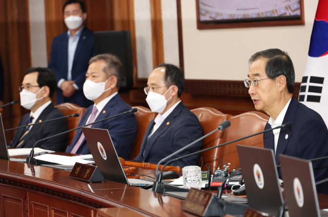 한덕수(오른쪽) 국무총리가 26일 정부서울청사에서 행정안전부 내 경찰국 신설을 위한 시행령 개정안이 상정되는 국무회의를 주재하고 있다. /연합뉴스