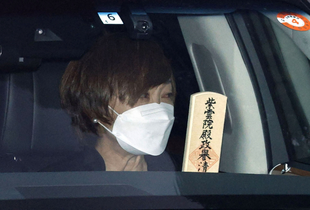 아베 신조 전 일본 총리의 장례식이 열린 지난 12일 부인 아키에 여사가 차량에 탑승해 장례식이 진행된 한 사찰을 떠나고 있다. 교도연합뉴스