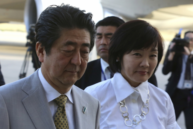 아베 신조(왼쪽) 전 일본 총리가 재임 시절인 2018년 4월 부인 아키에 여사와 요르단 순방에 동행한 모습. AP연합뉴스