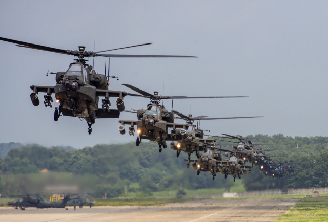 육군항공사령부의 AH-64E 아파치 가디언 공격헬기들이 25일 오후 경기도 이천 육군항공사령부에서 열린 항공작전훈련에서 줄지어 이륙하고 있다. 이천=사진공동취재단