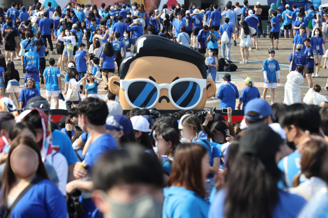 지난 15일 서울 송파구 잠실올림픽주경기장이 가수 싸이 콘서트 '흠뻑쇼'를 관람하기 위해 모인 관객들로 북적이고 있다. /연합뉴스