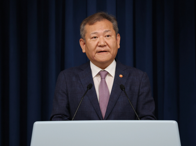 이상민 행정안전부 장관이 26일 오후 서울 용산 대통령실 청사 브리핑룸에서 윤석열 대통령에게 부처 업무보고를 한 뒤 업무보고 내용 등에 대해 브리핑하고 있다. 연합뉴스